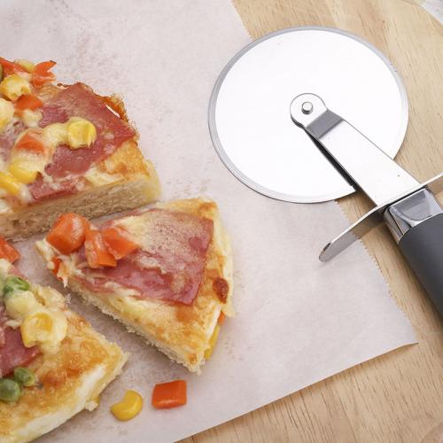 aangepaste kleur pizzasnijder multifunctionele pizzasnijder met handvat
